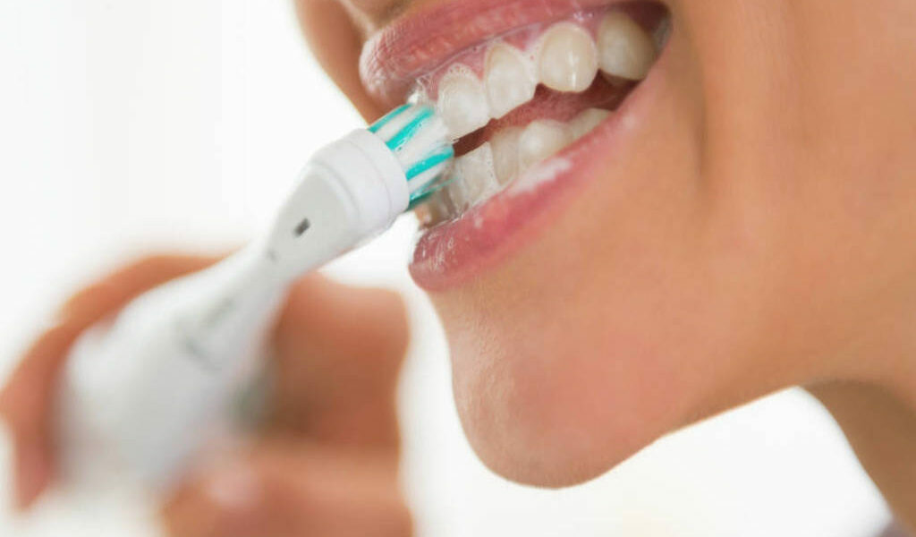 El Arte del Cepillado Dental y el Hilo Dental: Secretos para una Sonrisa Saludable